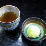 相生 - 宝（ランチ）2200円：あたたかいほうじ茶と抹茶アイス