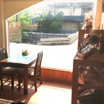 アガート - テーブル席でお食事頂けます