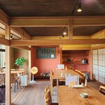 八ヶ岳 風神亭 - 一枚板の手前のテーブルで仲間たちと風神料理を堪能しました