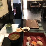 えんどう寿司 - お品書きがボロボロです♪9個と赤だし付ランチセット1320円