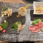 焼肉あきら - ハツモトの青紫蘇和え、白センマイのカラスミ和え、ハチノスの煮込み
      味噌ユッケ、ミノの梅ニンニク和え、ハラミ刺し