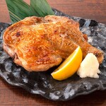 骨付き鶏もも一夜干しの炭火焼き