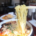 順順餃子房 - 四川ラーメンの麺