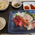 マルカツ - 刺身盛合せ定食 ¥1,100 生しらす、真鯛、甘エビ、鰯、〆さば、まぐろスライス。今日もどれも美味かったけど、特に生しらすと真鯛と鰯が最高だった！