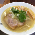 麺屋 鶏ノ湯 - 鶏脂が輝く鶏出汁が効いたスープ。塩加減が絶妙！