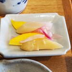 グッドフードスタジオ カルダモン - ホワイトアスパラガスとコリンキーのピクルス