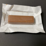 ガトーフェスタ ハラダ - マカダミアナッツ入りチョコ。甘くて美味しい。