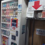 Aoyama Fu-Chin - 玄関にはタバコの自販機。二階に喫煙ブースあります。