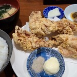 和食居酒屋 酒肆 本源 - 若鶏の唐揚げ定食(税込650円)
①若鶏の唐揚げ
②ハマチのもずく酢載せ
③白ご飯
④お味噌汁
⑤お漬け物
お値段の割にボリュームがあり食べ応えがあります
お客さんはサラリーマン男性ばかり(笑)