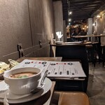 フレンチビストロ Tchin-Tchin GORO 神田駅前店 - 一番端の席はこんな感じ