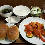 キッチン ブルー グローブ - チキンカチャトーラ　和風仕立て、グラハンロールパン、ご飯とお新香はサービスです、ありがとう