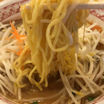 ラーメンめん丸 - 太麺ではなく、普通の太さの麺硬め