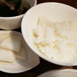 キッチン ブルー グローブ - ご飯、お新香のアップ