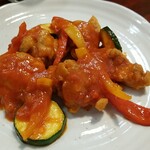 キッチン ブルー グローブ - チキンカチャトーラのアップ