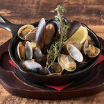 ムール貝とアサリのヴァイツェンアヒージョ / mussels and alams ajillo