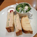 Itarian Tomatokafe Junia - 温かいパンにツナ。