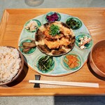 Shokutakudou - 野菜の副菜7品におでんの出汁炊きごはん、おでん出汁と摂津味噌煮のお味噌汁付き♪薩摩備中高原鶏の鶏天定食1,300円