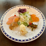 バルバルキッチンアメリ - せんべろセット(¥1,000)の料理
      量こそ多くはないが、一つ一つ手間暇かけて丁寧に作られており非常に美味！サーモンとゴーヤが特に気に入った。