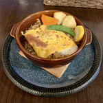 バルバルキッチンアメリ - ビーフシチューエッグドリア(¥900)
      ドリアと言っても普通にライスグラタン風にしないあたり、この店のシェフはなかなか素直でない(笑)
      ドリア自体も勿論だが、付け合わせの野菜がこれまた美味！