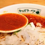 カッパ64 - とまとらーめん
      
      粘度高めで、表面にオイルの層
      糖分が多く、酸味が弱いトマトのグルタミン酸+アスパラギン酸に、
      乾物で凝縮された、魚介のイノシン酸を重ねることで、うま味の大爆発状態です。