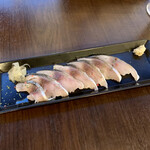 バルバルキッチンアメリ - 〆鯖(¥580)
      酢であまり強くしめずに鯖の生っぽい食感を残してあるところが秀逸！抜群の美味である。