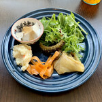 バルバルキッチンアメリ - ランチのサラダ
      前回同様小鉢は冷奴だが、野菜は微妙に違う。今日のサラダも美味しい！