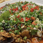 中国料理 栄発 - 老干妈茄子のアップ。見た目が鮮やか