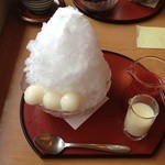 亀戸天神 船橋屋 - 苺ミルク＋白玉（シロップや練乳は自分でかけます）