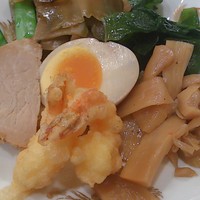味の中華 羽衣 銀座本店 - 具材(叉焼、卵、めんま、ザーサイ、若布、鞘豌豆)
