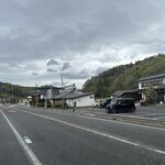 本場手打ち 八川そば - 店の隣に駐車場