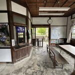 本場手打ち 八川そば - 店の真裏が八川駅