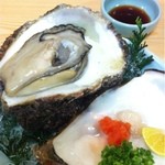 弥市 - 岩牡蠣、でかっ、うまっ！