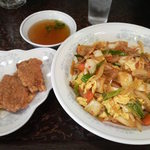 新華苑 - キムチ丼と豚天