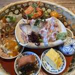 Gaogao - ご飯に添えられたおかずは鯛の刺身、玉子焼き、明太子、いくらの乗ったポテトサラダ、博多がめ煮、エビのうま煮、ちょうちんの海苔巻き、生だこのジュレがけです。
             
