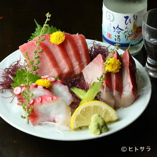 八起特製の逸品料理や地鶏料理など、豊富なメニューを堪能