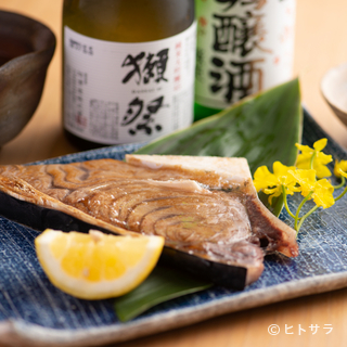 我們提供美味的壽司和菜餚，使用最好的食材，如野生金槍魚和時令野生魚。