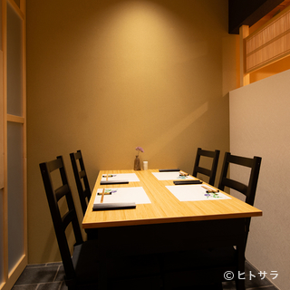 プライベート&ビジネスの多彩なシーンで頼りになる個室を完備