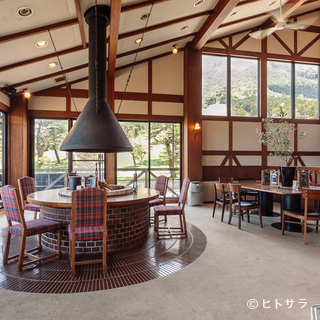 大自然に囲まれ緑豊かな景色に癒されながらいただくハンバーガー