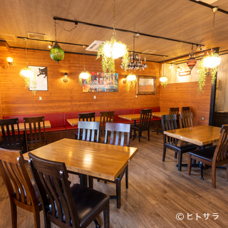 The open interior of the restaurant is lined with tables and has an atmosphere that makes it easy for even one person to enter.