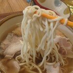 那覇そば処 たからまちがー - やや平たい中太麺