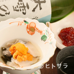 Sushi Ajino Ichimatsu - 鮑の歯ごたえ、旨みがたまらない『鮑とウニの水貝』　画像手前