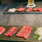 東京焼肉 平城苑 - 白いのが貝、コリコリして美味しい。手前真ん中の線ありがほっぺ部分。左がタン塩。