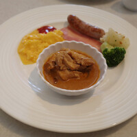 オチェーアノ - チキンの煮込み、スクランブルエッグ、ソーセージ、ベーコン、温野菜(ブロッコリーとカリフラワー)