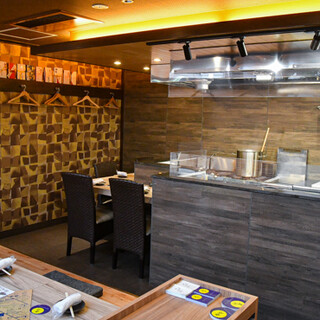 The modern and calm space is a relaxing space where you can relax and enjoy your meal.