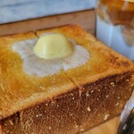 ディゾン - 黒糖トースト ほのかに黒糖の甘味と風味があり、塩味の濃いバターとの相性バツグン❗️