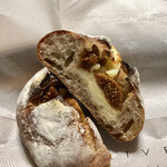 メゾン ムラタ - いちぢくとクリームチーズのカンパーニュ はちみつがけ ¥260