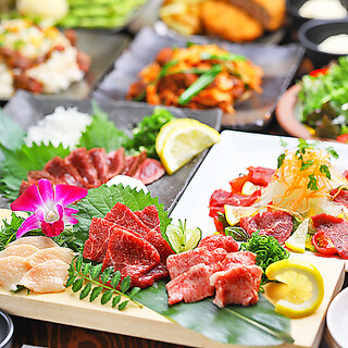 말고기와 갓 잡은 바다의 행운, 해물 냄비 등 맛있는 일본식 요리를 만끽!