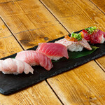 [寿司]五种金枪鱼饭团（通常为 1,298 日元 → 1,100 日元）