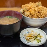 井筒 - 2023.5 かき揚げ丼、香の物（大根、胡瓜、生姜）、止め椀（しじみのお味噌汁）