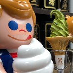 栗林園 - 濃厚な宇治抹茶ソフトクリーム

抹茶の旨味と香り、適度な苦みがソフトクリームの優しい甘さとバランスよく調和されていて、さらに最後に抹茶の粉を適量振りかけるので抹茶の香りがより際立ち全体の味を引き締めてくれます。